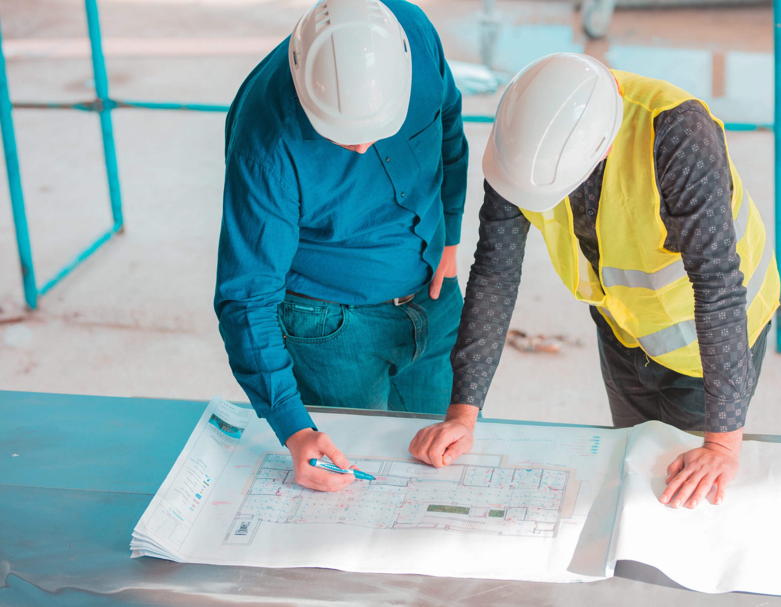 Ingenieros civiles planificando la adecuación estructural de una planta.