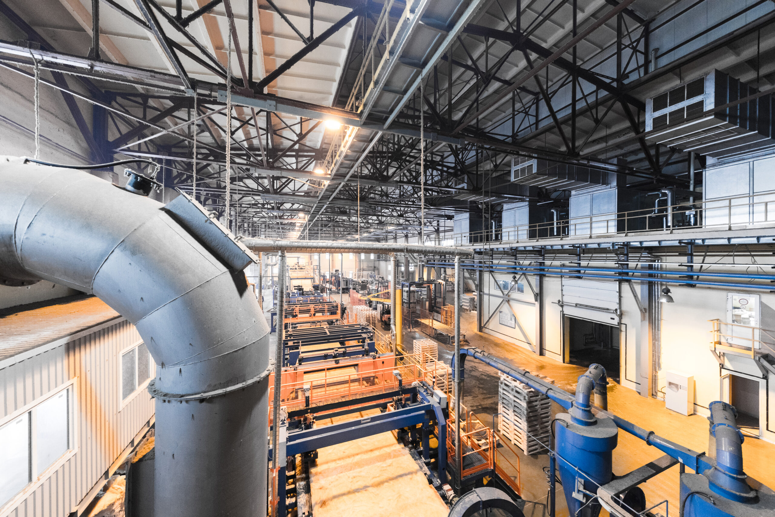 Montaje de ductos metálicos de ventilación y climatización HVAC.
